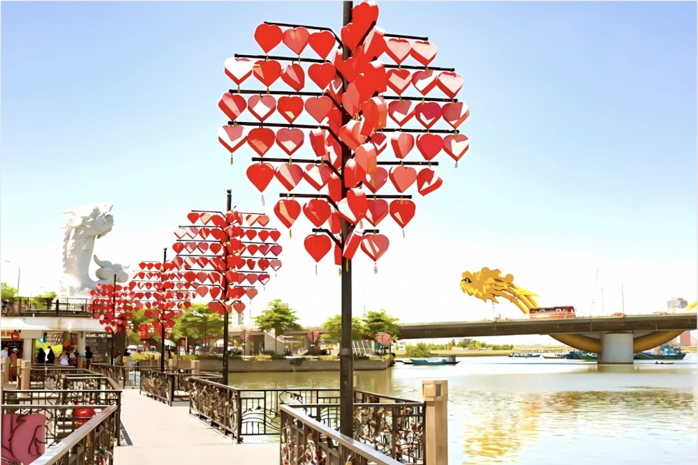 From the Love Lock Bridge, you can have a stunning view of Dragon Bridge
